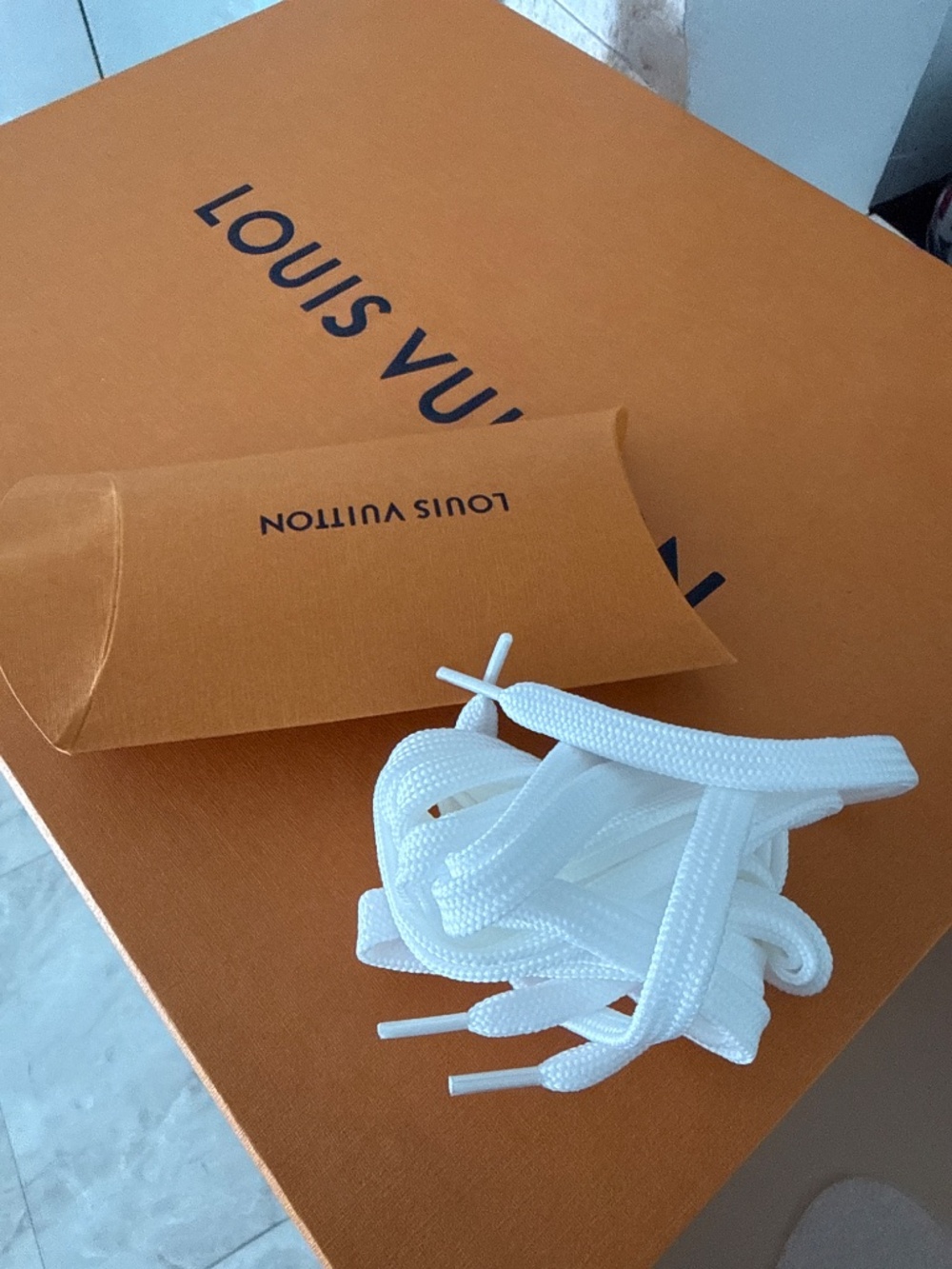 LV sneaker - Picture 4 of 5